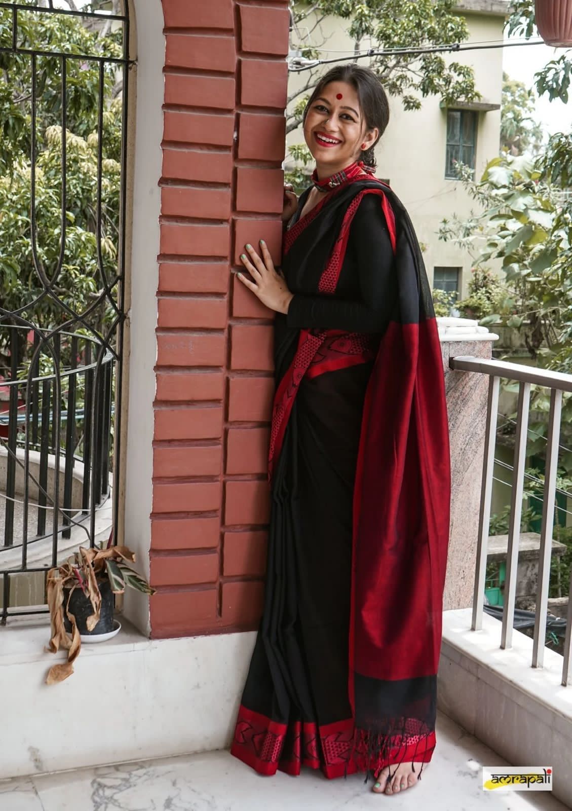 Raisin Black Linen Saree With Beautiful Blouse Piece - Image 7