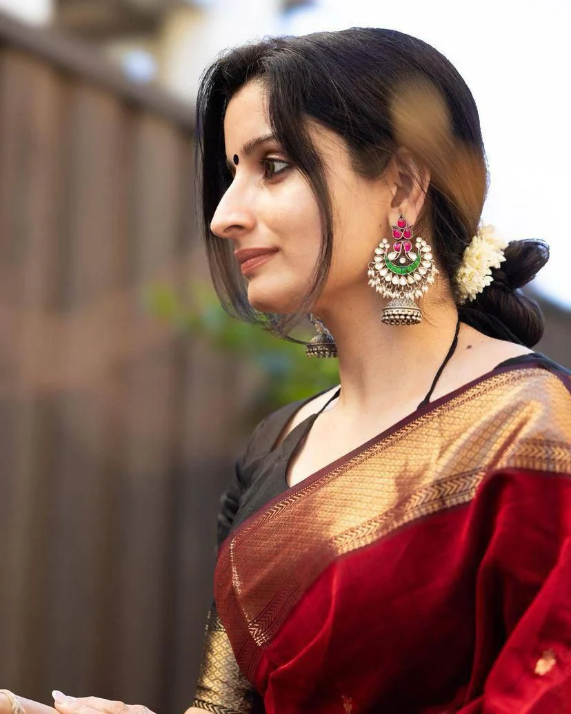 Red & Black Linen Saree With Zari Weaving Work - Image 3