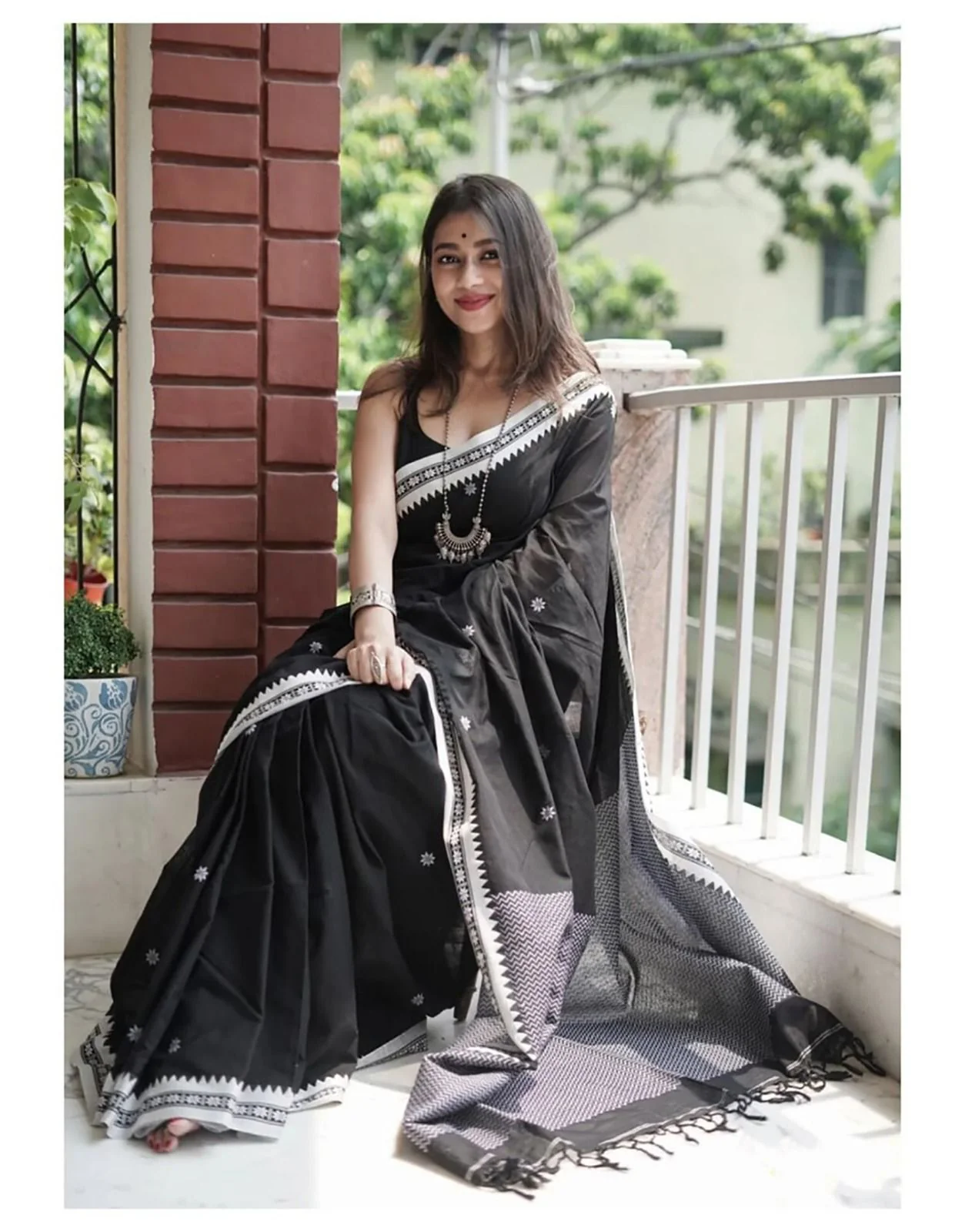 Smoky Black Linen Saree With Zari Border & Blouse Piece - Image 3