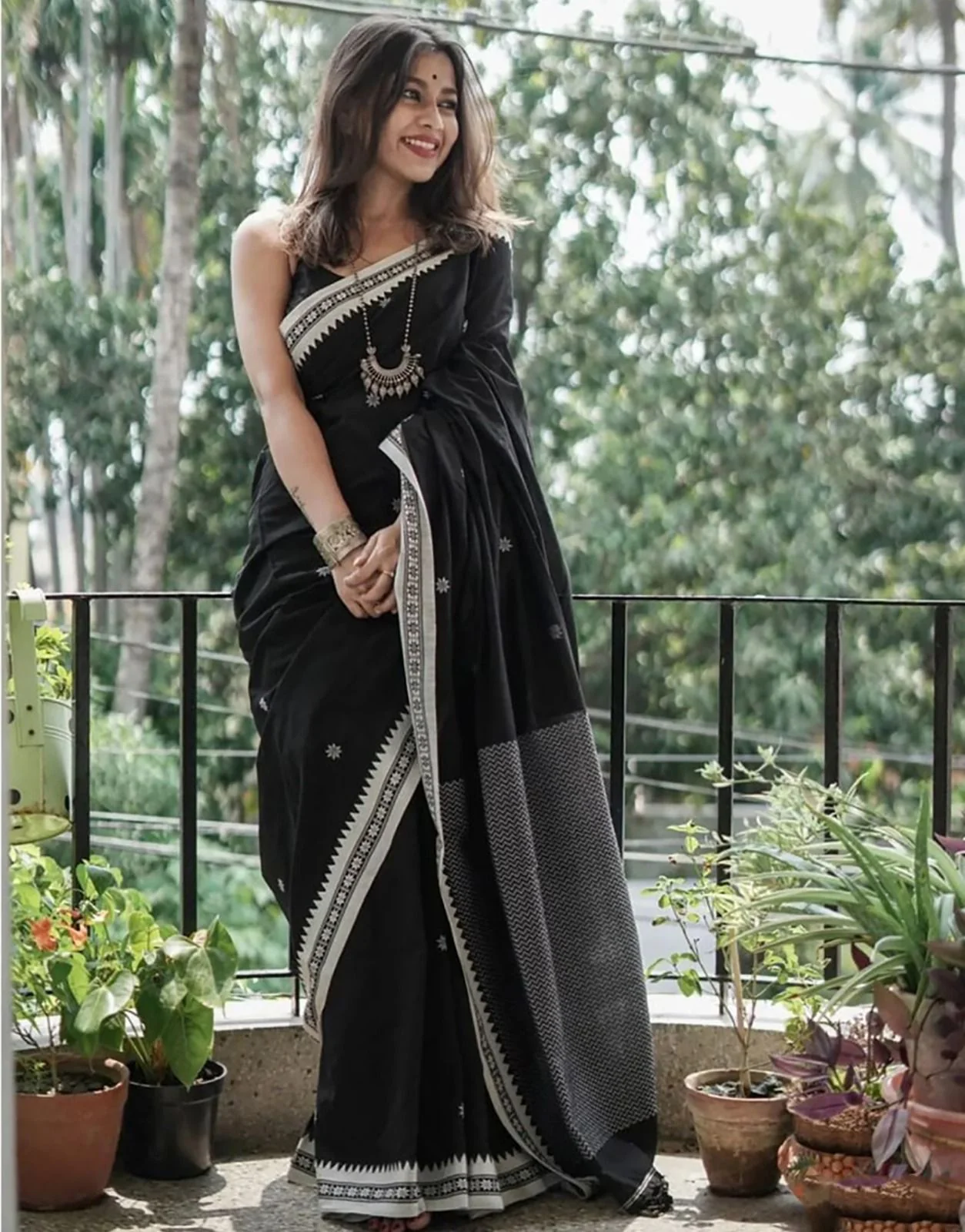 Smoky Black Linen Saree With Zari Border & Blouse Piece - Image 4