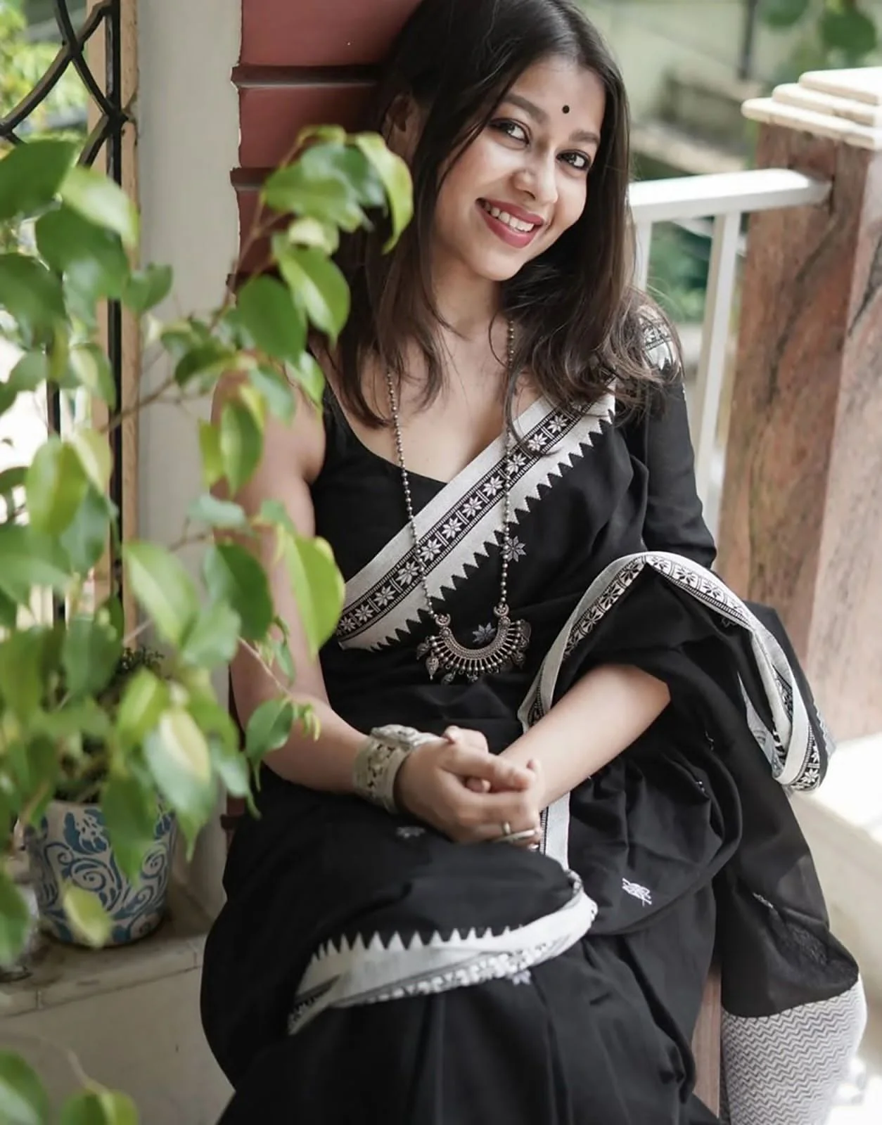 Smoky Black Linen Saree With Zari Border & Blouse Piece - Image 6