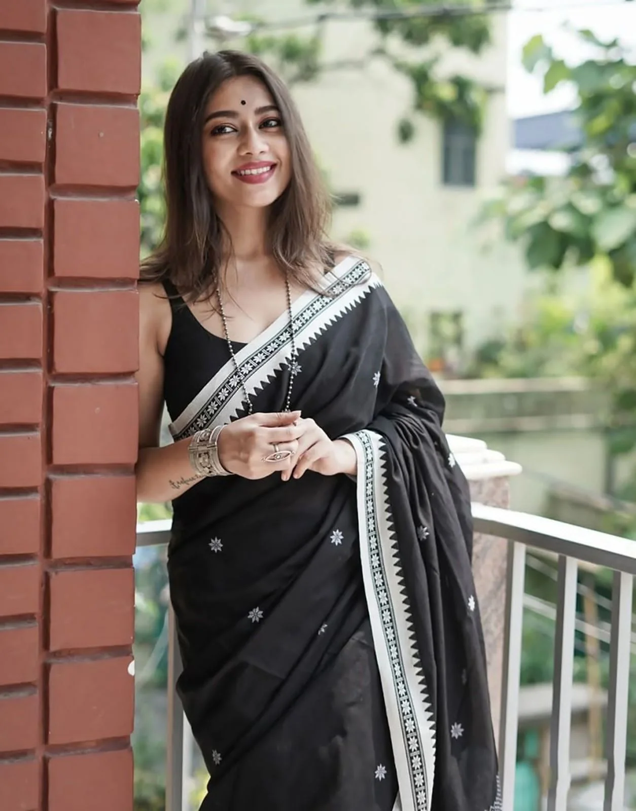 Smoky Black Linen Saree With Zari Border & Blouse Piece - Image 7