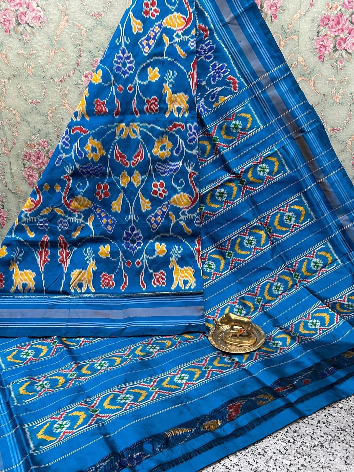 Traditional Ikkat Patola Handloom Soft Silk Saree - Image 2