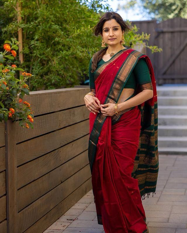 Trending Silk Saree With Contrast Zari & Jacqaurd Border - Image 2