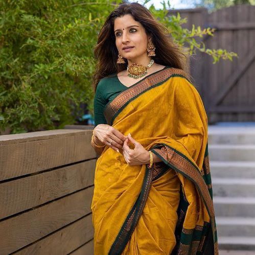 Trending Silk Saree With Contrast Zari & Jacqaurd Border - Image 4