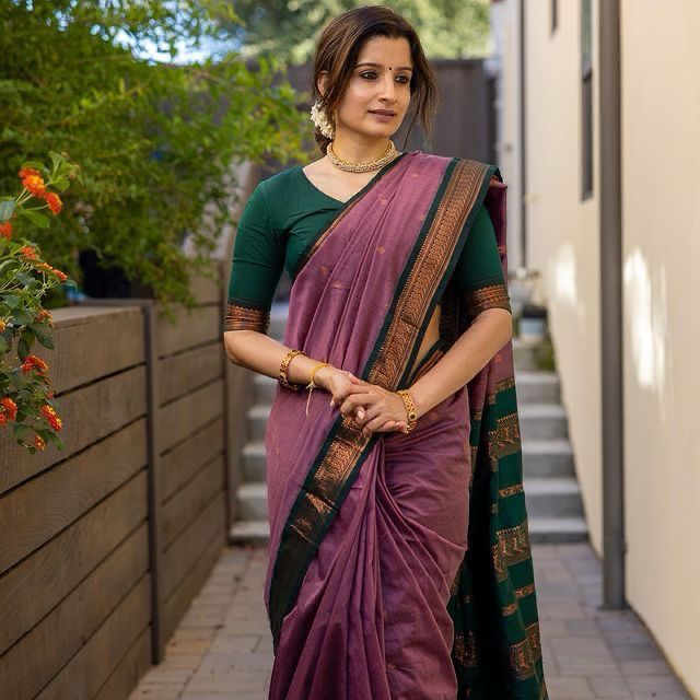 Trending Silk Saree With Contrast Zari & Jacqaurd Border - Image 5