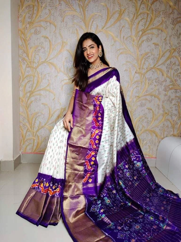 Trending White Pochampally Ikkat Handloom Soft Silk saree