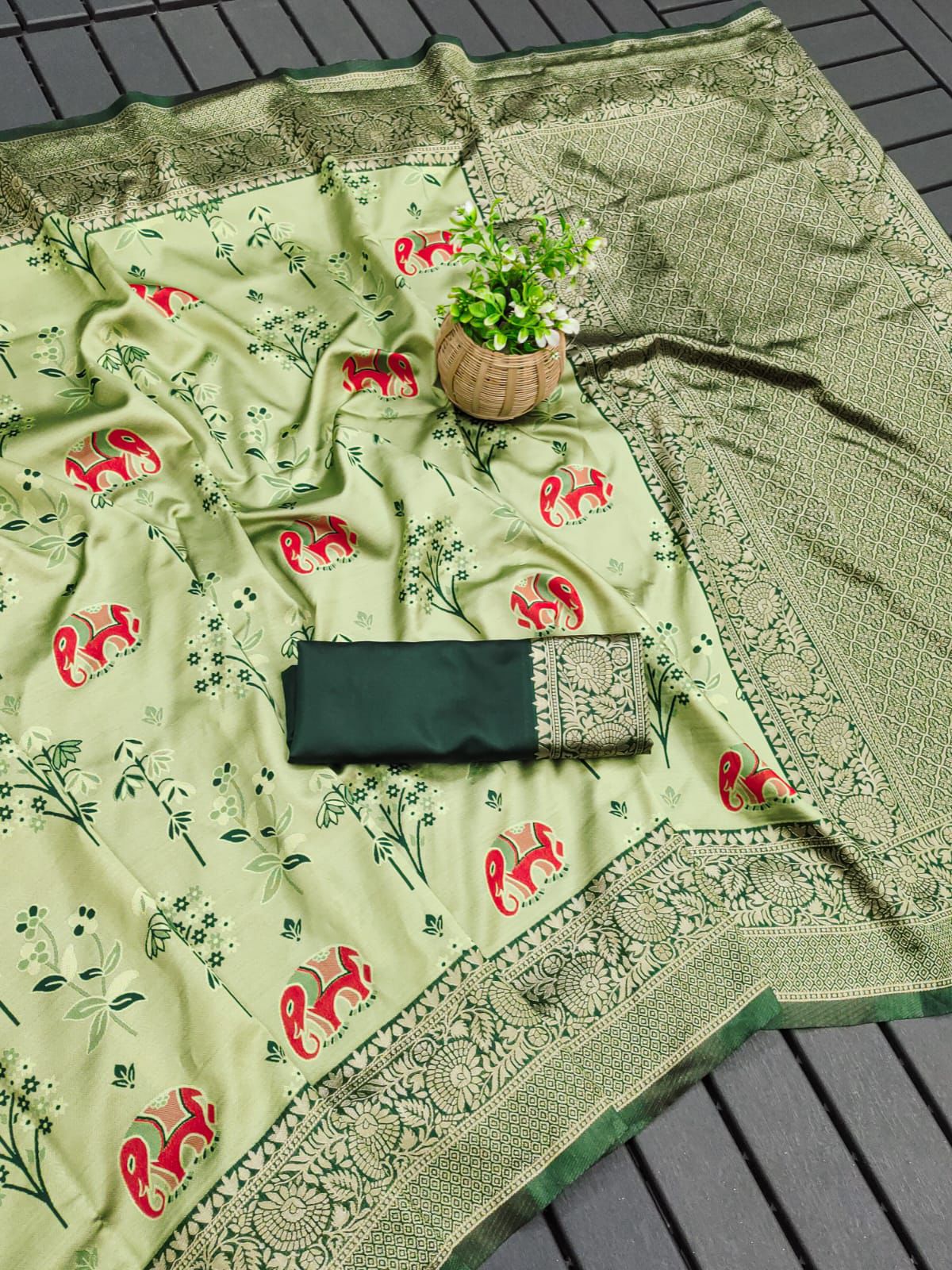 Trendsetting Designer Banarasi Silk Kanjivaram Saree - Image 3