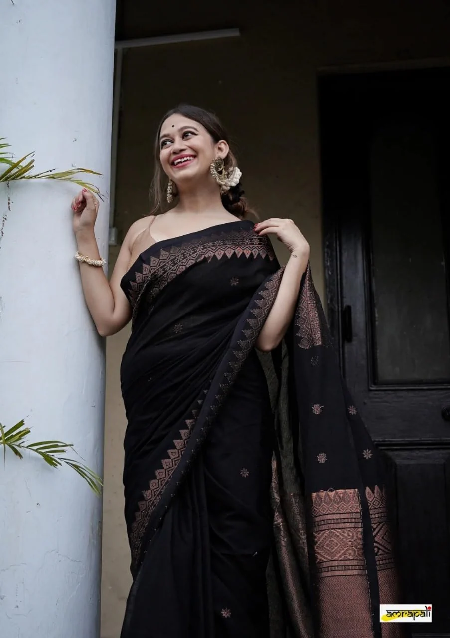 Vampire Black Silk Saree With Beautiful Zari Border & Rich Jacqaurd Pallu - Image 3