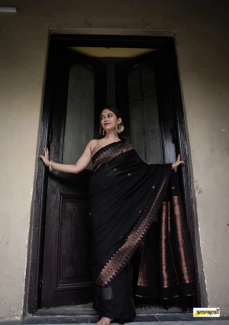 Vampire Black Silk Saree With Beautiful Zari Border & Rich Jacqaurd Pallu - Image 5