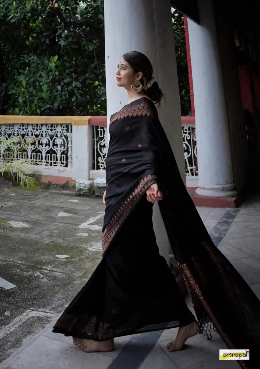 Vampire Black Silk Saree With Beautiful Zari Border & Rich Jacqaurd Pallu - Image 6