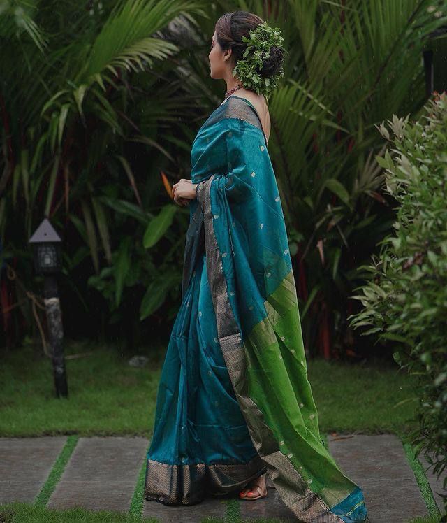 Women Woven Linen Saree With Zari Border - Image 10