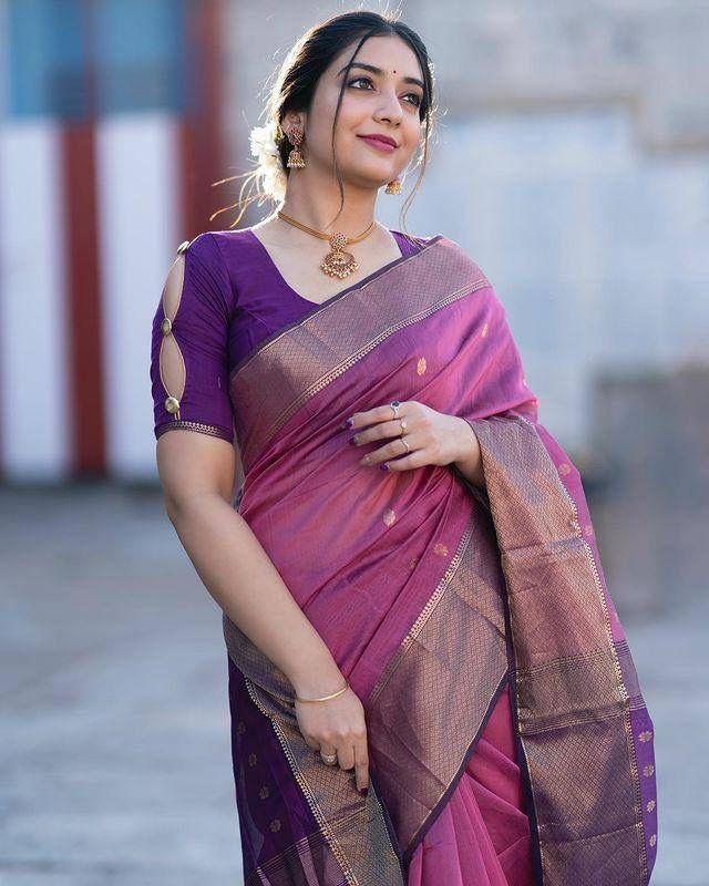 Women Woven Linen Saree With Zari Border - Image 3