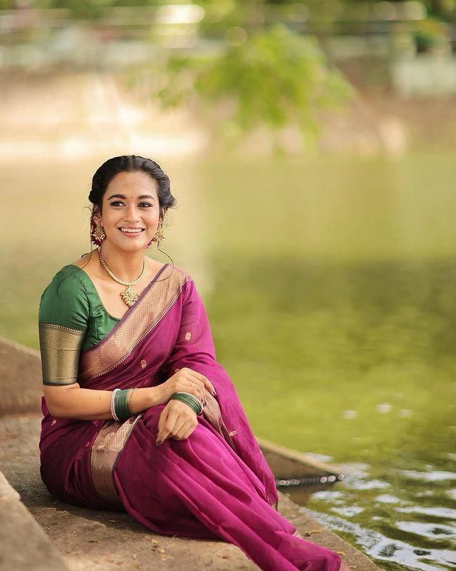 Women Woven Linen Saree With Zari Border - Image 4