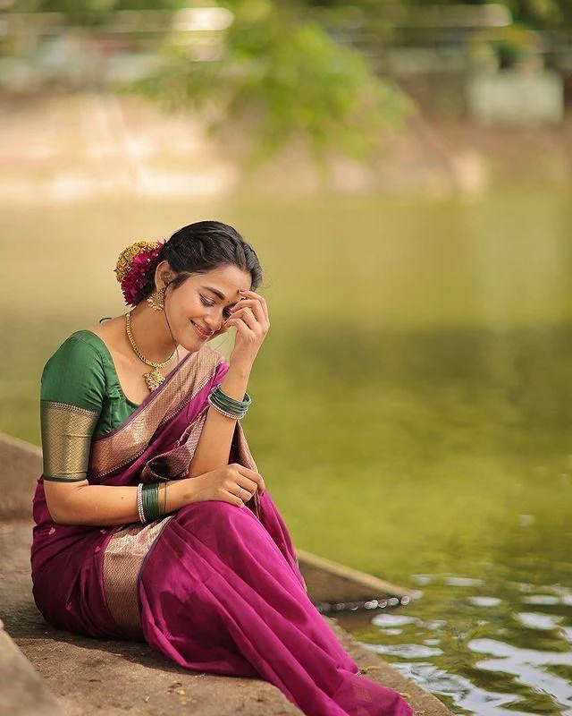 Women Woven Linen Saree With Zari Border - Image 5