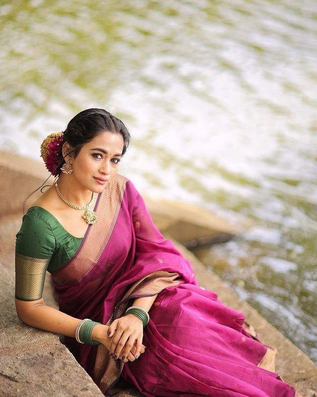 Women Woven Linen Saree With Zari Border - Image 6
