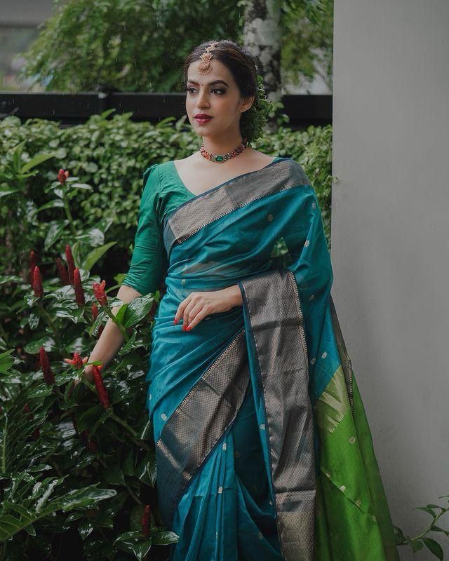 Women Woven Linen Saree With Zari Border - Image 7