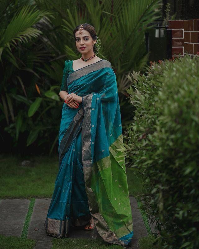 Women Woven Linen Saree With Zari Border - Image 8