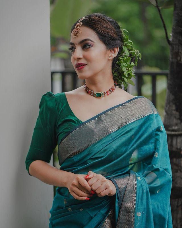 Women Woven Linen Saree With Zari Border - Image 9