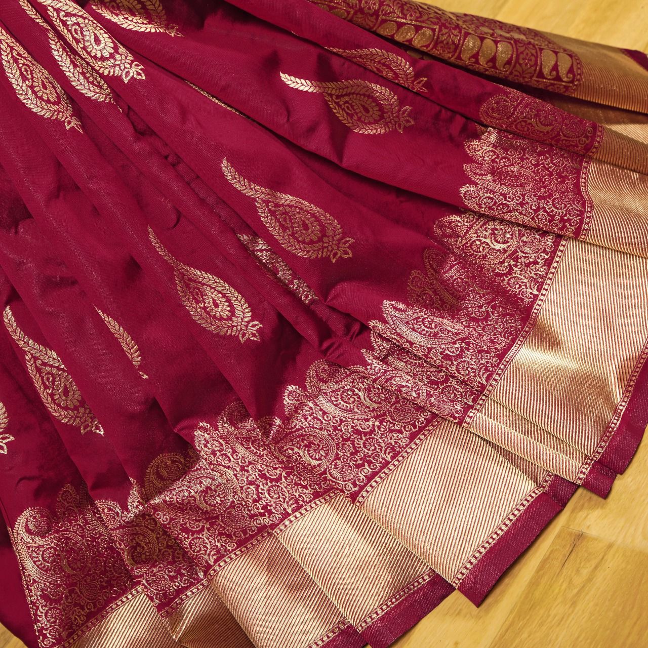 Woven Kanjivaram Saree with Beautiful Contrast Border & Golden Zari & Jacqaurd - Image 3